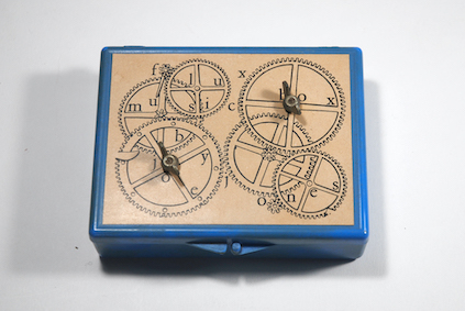 Joe Jones, Flux Music Box, 1965, Plastikbox mit
                    Label auf dem Deckel, zwei prparierte Spieluhren,
                    Fluxus Edition, N.Y., 9,3 x 12 x 3,3 cm Foto: Bianca
                    Grüger