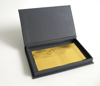 Michael Seeling, 20Goldschein, 2023,
                    gebrauchter 20  Geldschein, blattvergoldet, 24
                    Karat in Schachtel (2 x 16, 5 x 10,5 cm) Foto:
                    Museumsverein