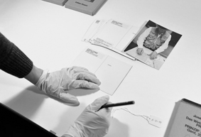 Inventarisierungsarbeiten SAMMLUNG/ARCHIV ANDERSCH (Joseph Beuys, Das Wirtschaftswert-PRINZIP, PRINZIP 2 Mensch, 1980) © VG Bild-Kunst, Bonn 2021, Foto: Josephine Scheuer