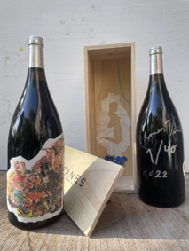 Thomas Virnich, Museumsgeister, 2022, Magnumflasche
                mit individuell gerissenem Etikett, signiert, datiert
                und nummeriert. In berarbeiteter Holzkiste. Foto:
                privat